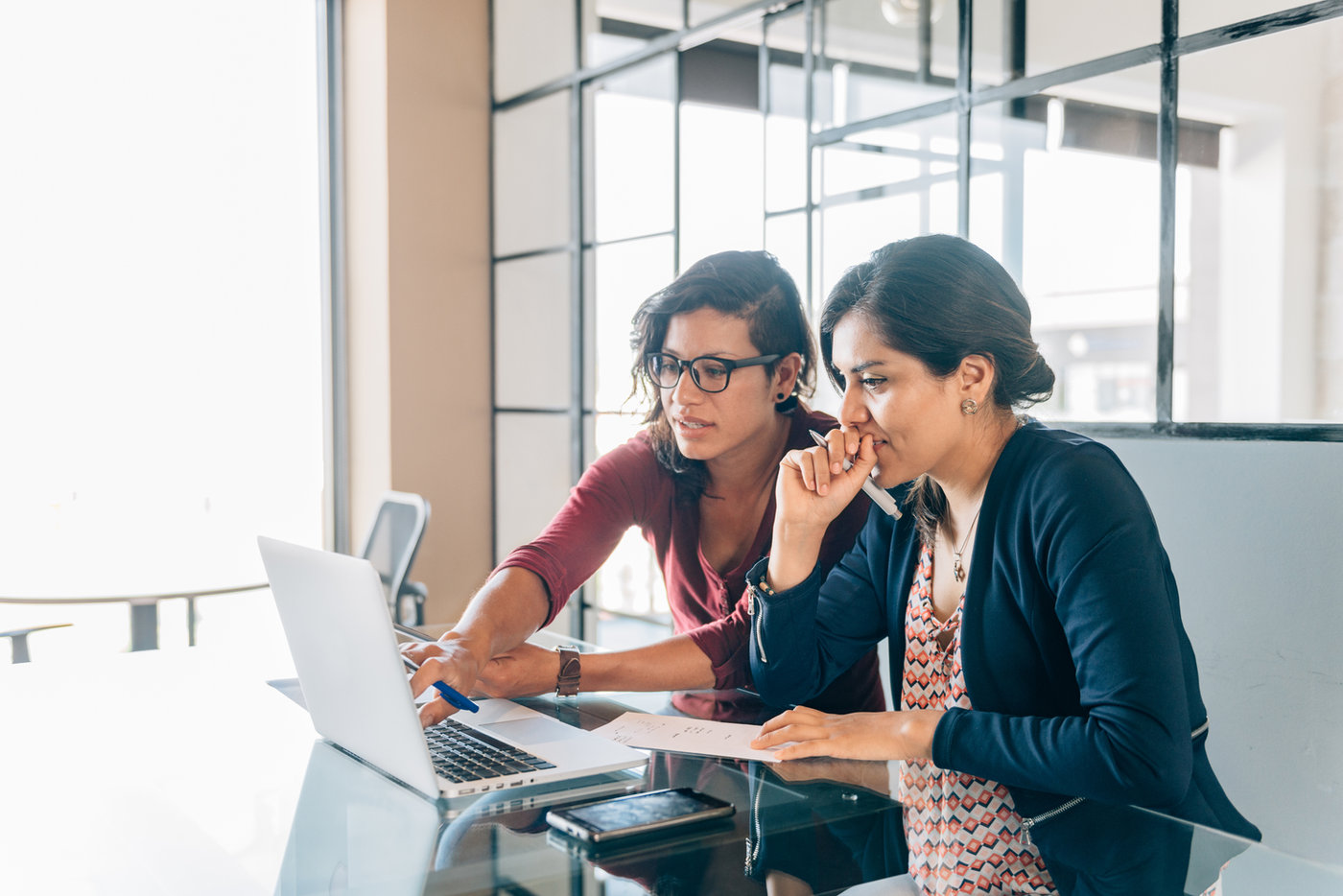 Duas mulheres trabalhando juntas no computador